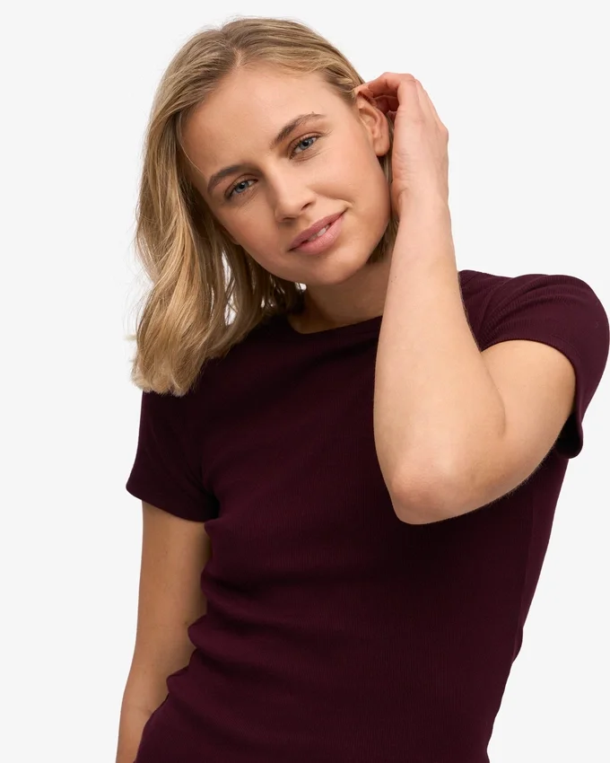 Bio-T-Shirt mit Rippstrick – Oxblood-Rot