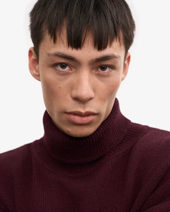 Rollkragenpullover aus Merinowolle – Oxblood-Rot